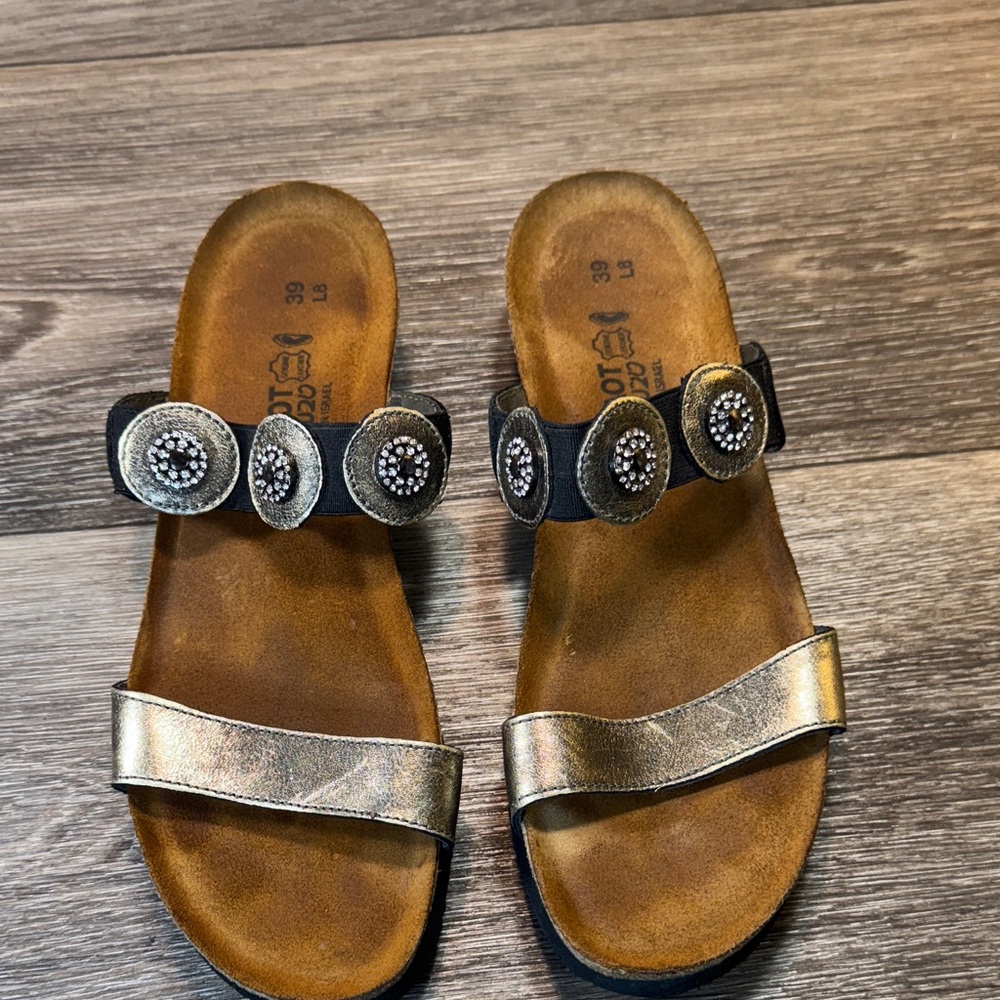 Naot Black and metallic Gold Sandals size 39 (j179)